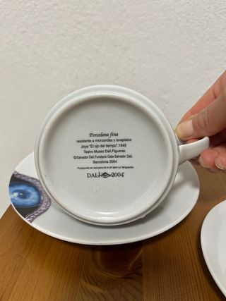 Tazas y platos Salvador Dalí 2004
