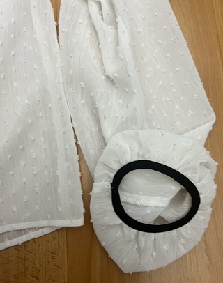 Blusa blanca con cordón negro