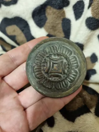 Pomo de puerta antiguo de bronce