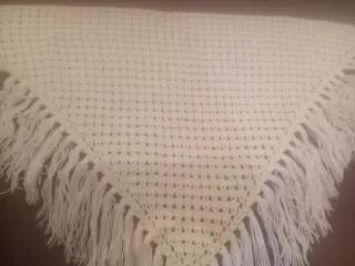 Mantoncillo blanco tejido con flecos de niña