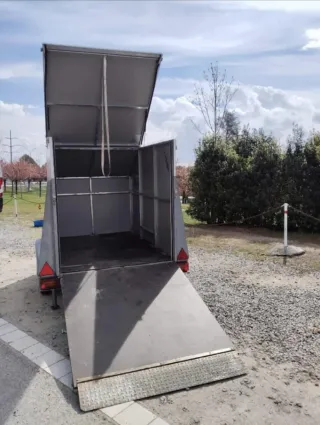 Remolque cerrado con documentación