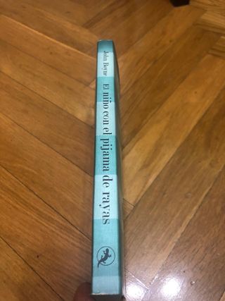 El niño con el pijama de rayas