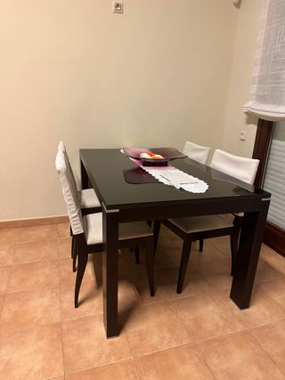 Conjunto comedor: sofá, mesa y sillas