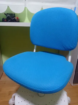 Silla infantil azul para escritorio