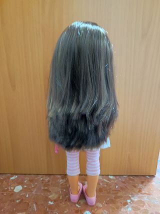 Muñeca Nancy con vestido blanco y leggings
