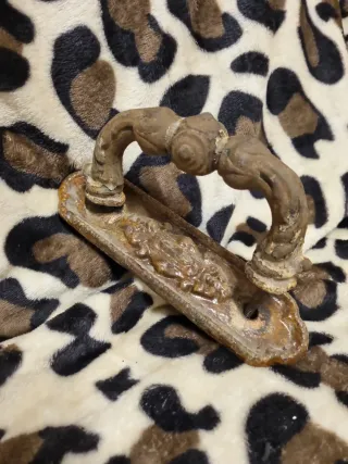 Pomo de puerta antiguo de hierro