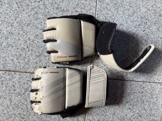 Saco de boxeo y guantes