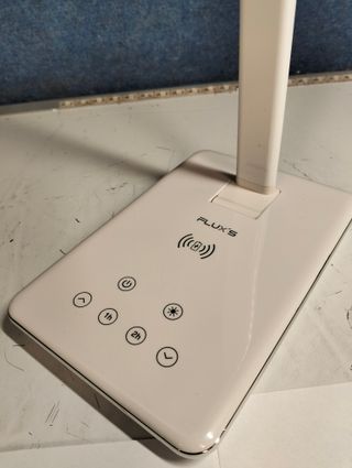 Flexo LED con carga inalámbrica y brillo regulable Flux’s