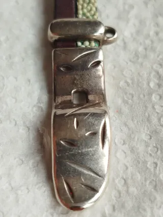 Preciosa pulsera vintage de cuero y ¿plata?