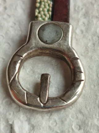 Preciosa pulsera vintage de cuero y ¿plata?