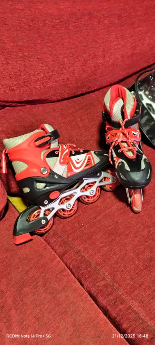 Patines en línea ajustables rojos y negros