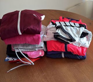 Consegna di abbigliamento sportivo da donna Adidas, Puma, Reebok
