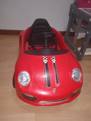 Coche de batería rojo 20€