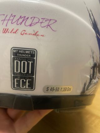 Casco MT Helmets blanco con diseño