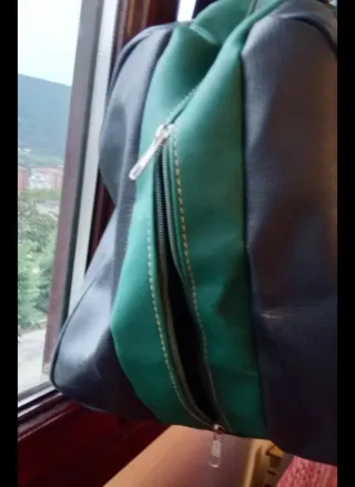 Bolsa de viaje negra y verde