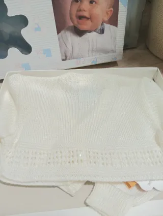 Chaquetita bebé punto blanco T3