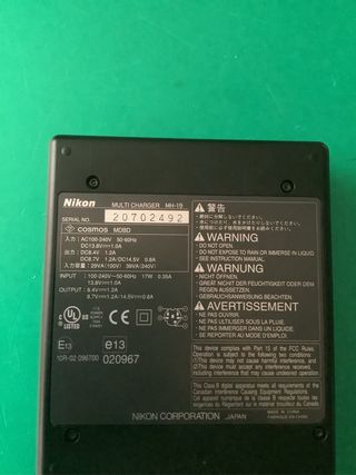 Cámara Nikon D90 con batería Nikon MB-D80