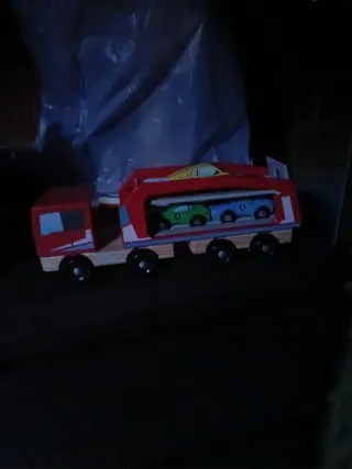 Camión de madera con coches