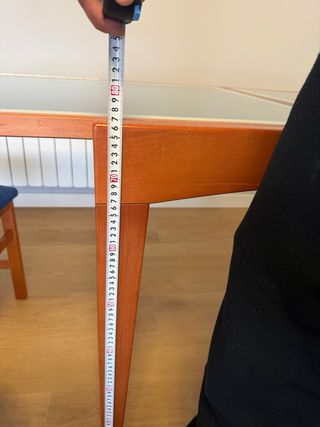 Mesa comedor extensible. Incluye las 4 sillas.