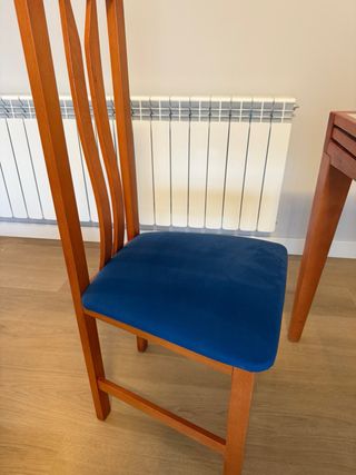 Mesa comedor extensible. Incluye las 4 sillas.