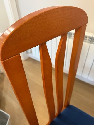 Mesa comedor extensible. Incluye las 4 sillas.