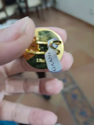 Anillo dorado con perla azul