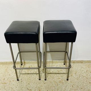 Dos taburetes altos negros y plateados