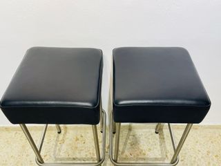 Dos taburetes altos negros y plateados
