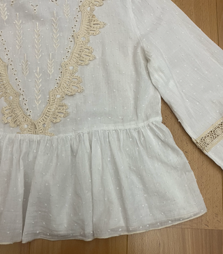 Blusa blanca con puntilla beige Talla L