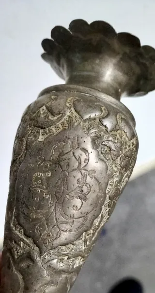 Jarrón de peltre artesanal