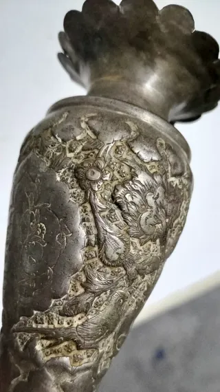 Jarrón de peltre artesanal