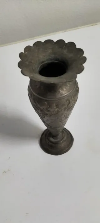 Jarrón de peltre artesanal