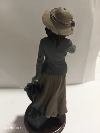 Figura decorativa mujer con paraguas