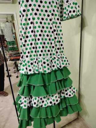 Vestido de flamenca lunares verde y negro tiene