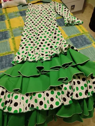 Vestido de flamenca lunares verde y negro tiene