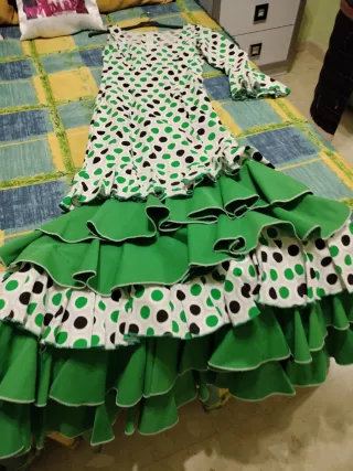 Vestido de flamenca lunares verde y negro tiene