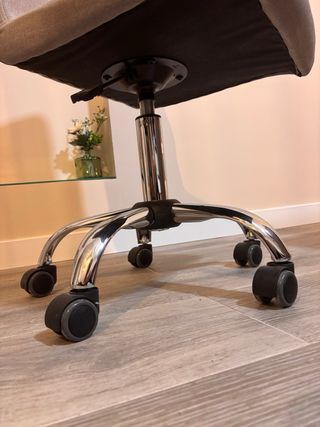 Silla de oficina gris sin brazos