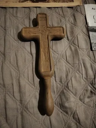 Cruz de madera artesanal