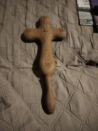 Cruz de madera artesanal