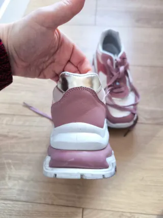 Zapatillas deportivas rosas y blancas