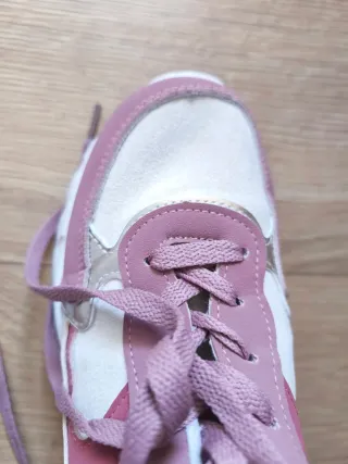 Zapatillas deportivas rosas y blancas
