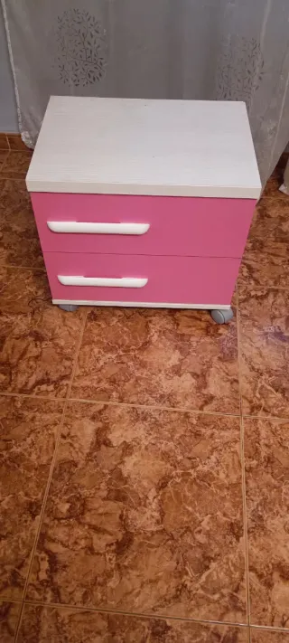 Mesita de noche rosa y blanco roto