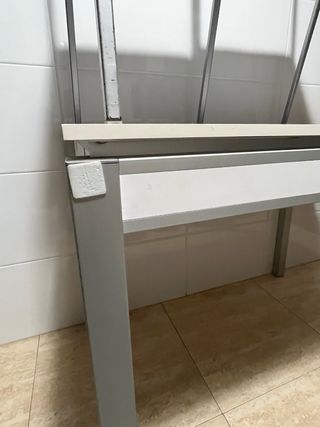 Mesa blanca con 2 sillas de regalo