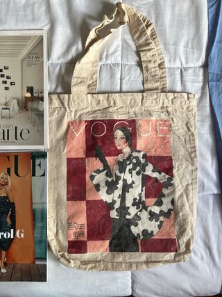Tote Bag +Pack Vogue España Karol G + AD Magazine