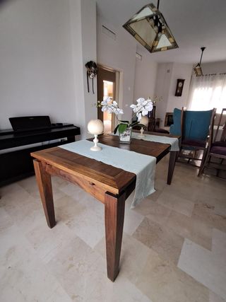 Mesa y sillas de comedor