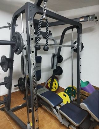 Máquina Smith y Banco de Pesas