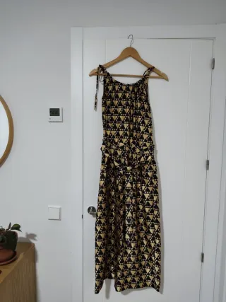 Mono de fiesta negro y dorado