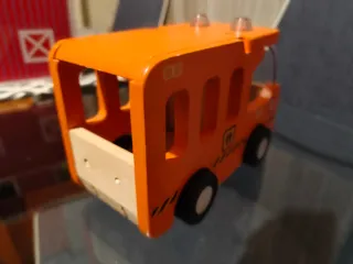 Autobús de madera de juguete