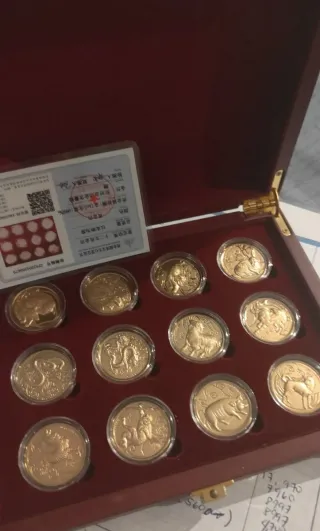 Antica scatola per monete d'oro