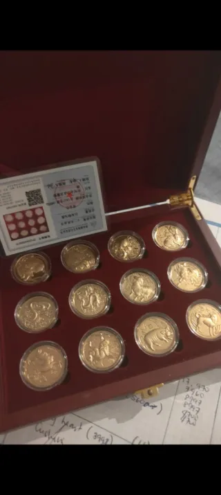 Antica scatola per monete d'oro